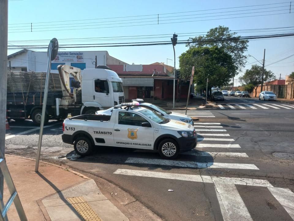 Foto 2 de 5 — Grave: acidente envolvendo caminhão e motocicleta deixa duas pessoas feridas em Araraquara
